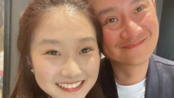 马伊琍大女儿晒与爸爸合照