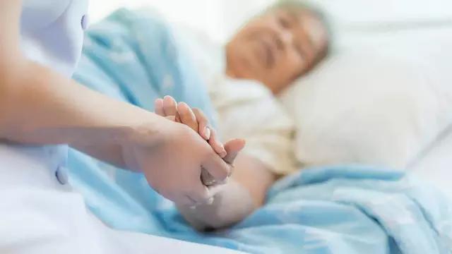 8旬老人偏心儿子哭诉闺女不陪伴自己