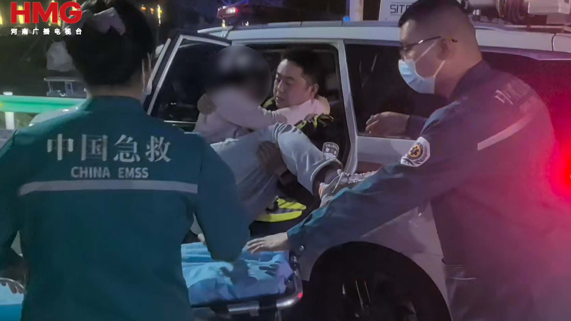 女司机高速突发疾病 高速交警紧急救助！