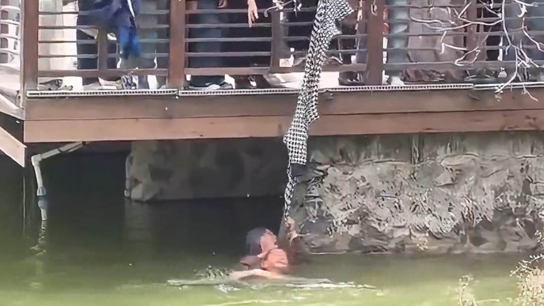 女子一件外套拽回两条命