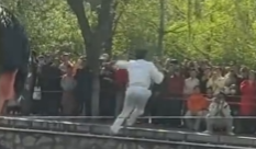 杂技演员失误掉入湖中上岸后鞠躬致歉