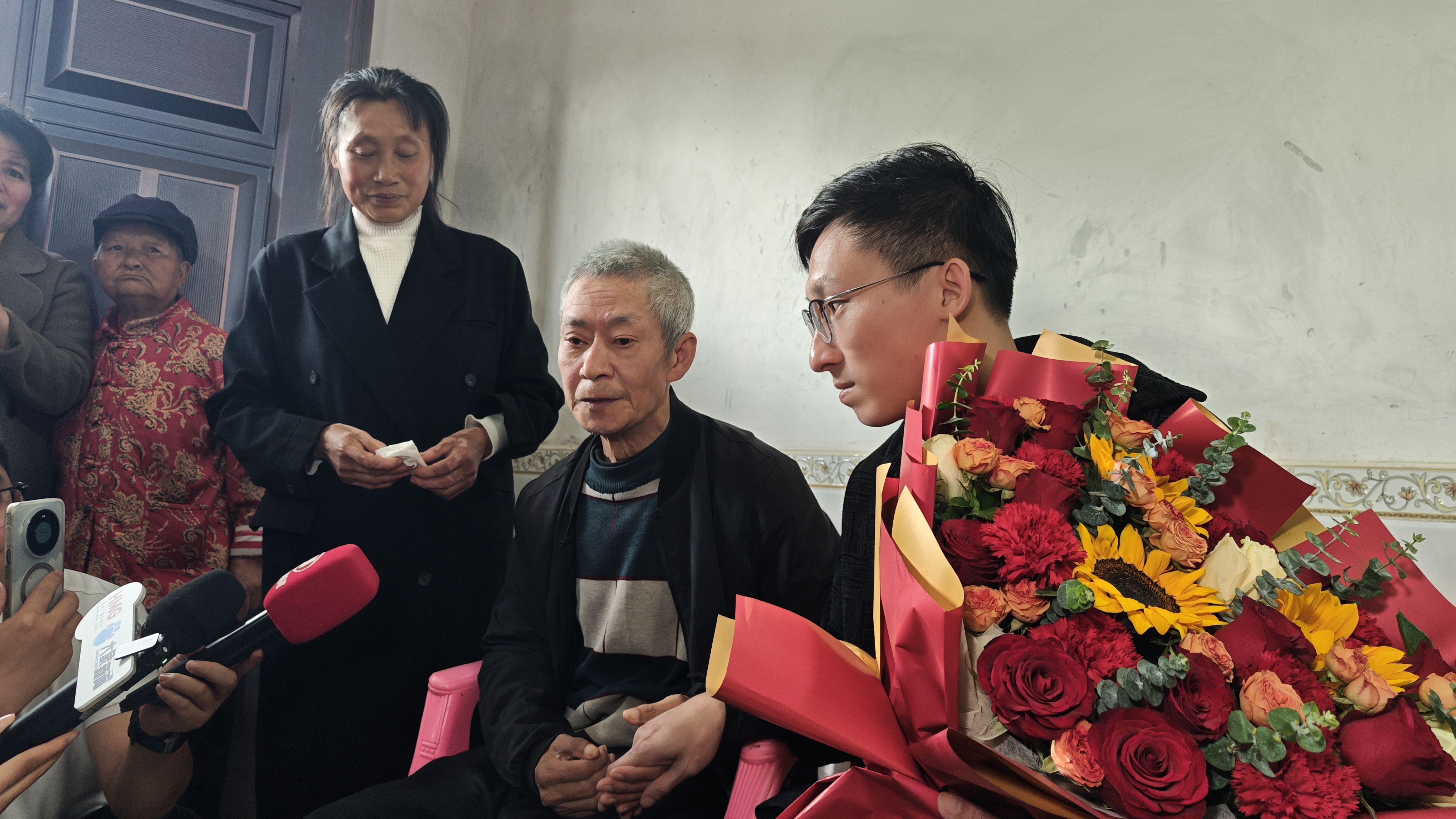 襁褓中的儿子被抢走 苦盼三十三年终团圆