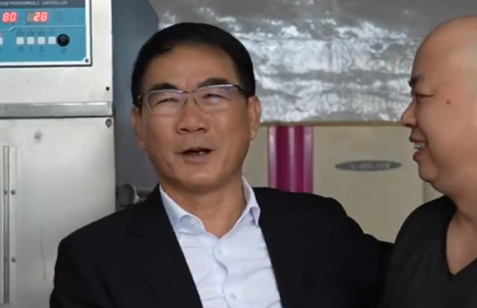 男子拾金不昧被企业家赠万元酬金