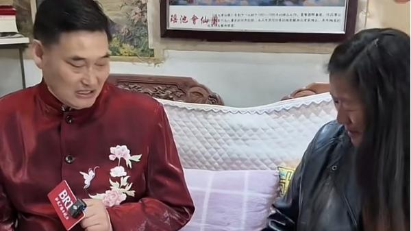 大衣哥夫妻嬉闹趣味十足