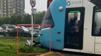 武汉有轨电车与电动车相撞，回应：被撞二人已送医