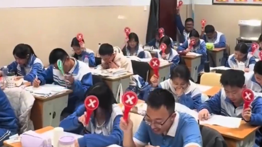 讲解试卷时学生有错题不好意思开口，老师一招解决