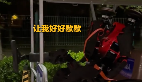 机器人冲线后，坐车里傲娇地休息，一只脚搭在车架上