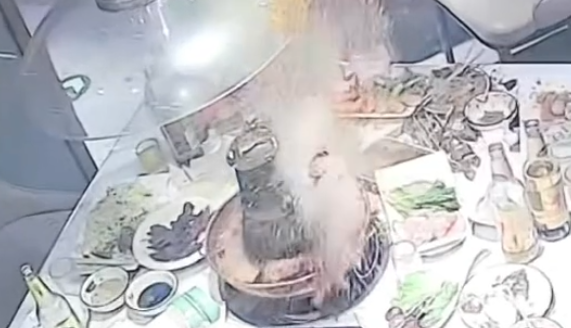 男子往火锅里扔打火机致其爆炸