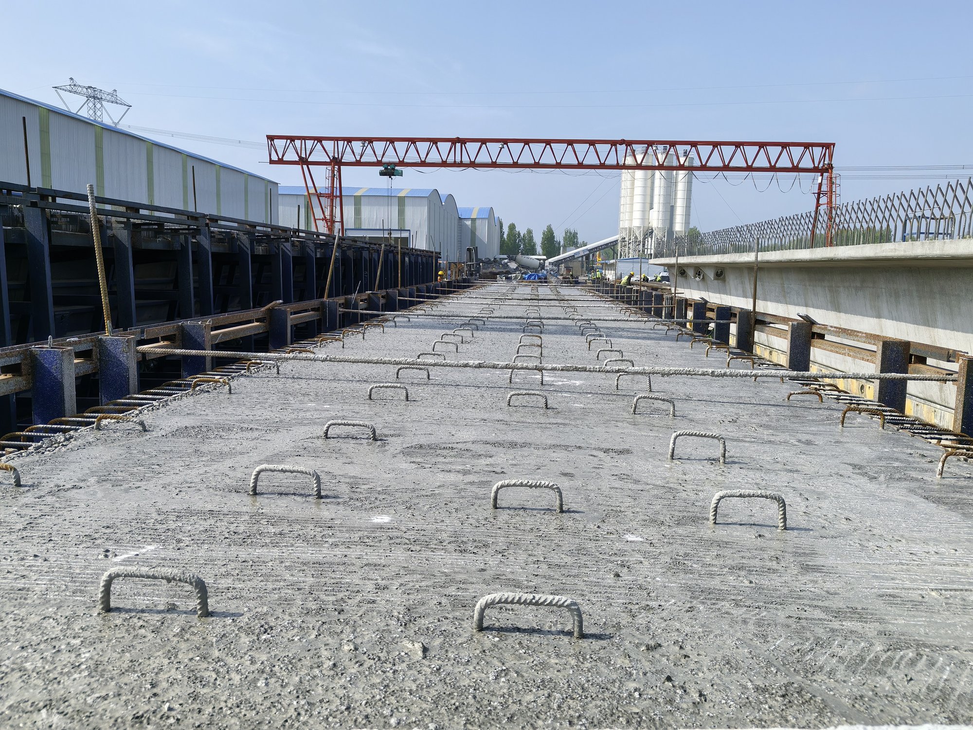 新乡S227项目八里庄排渠桥首片预制箱梁浇筑完成