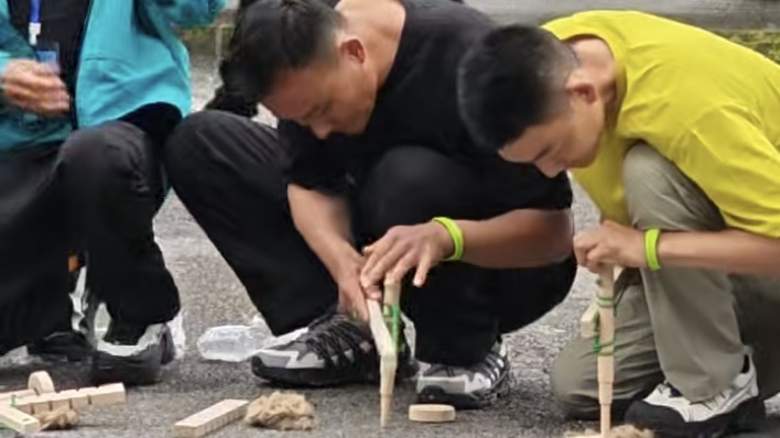 奖金8万元！七星山钻木取火比赛冠军用时10秒：就练过几次
