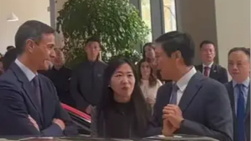 西班牙首相试坐YU7 雷军陪同讲解