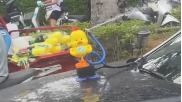 云南泼水节车前喷水小鸡袭击路人