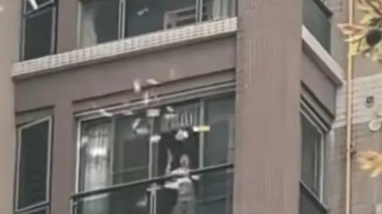 广东汕头通报女子高空撒钱