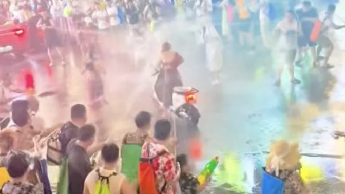 西双版纳泼水节两女子遭多人高压水枪喷射，官方回应