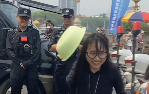泼水节女子征得特警同意后开泼