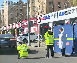 警方通报骑车人遭开门杀被碾压身亡