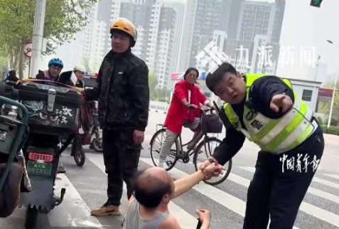 交警帮外卖小哥赔600元目击者发声：小哥想加交警联系方式