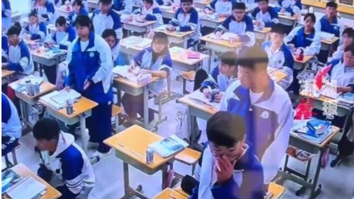 老师低血糖晕倒前被学生稳稳托住