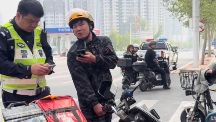 石家庄一外卖小哥骑车挂倒老人情绪激动，交警代付200解围
