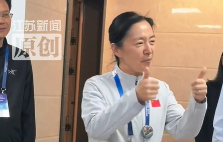 宿迁市委书记赛后在更衣室给球队点赞
