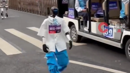 穿衣服的机器人参加半马被观众辣评：就你穿衣服