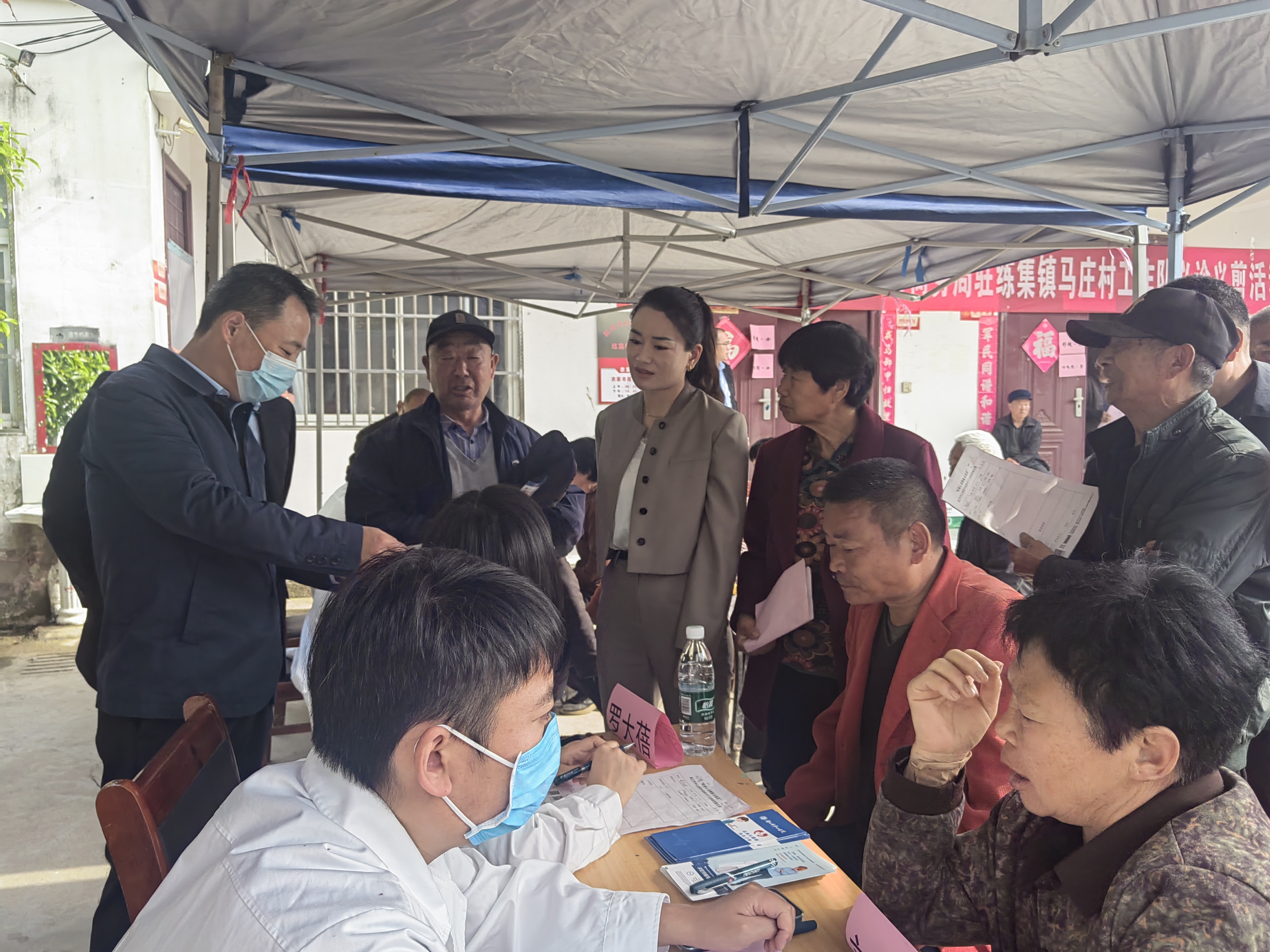 送健康到基层  周口市商务局驻村工作队联合市中心医院开展义诊活动  