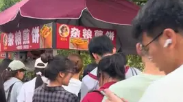 煎饼摊被同行阻挡 大学生排队支持