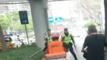 外卖员遇查车 挤开交警飞速逃离