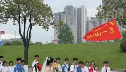 新娘拍婚纱照偶遇远足学生齐喊新婚快乐，新娘回祝：考上清北