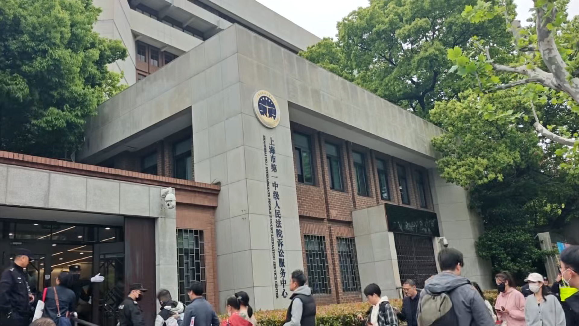 上海男童被虐致死案今日宣判，生母头戴孩子照片发夹出庭
