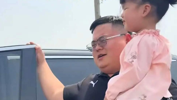 宝宝认错爸爸 抱着陌生叔叔不肯撒手