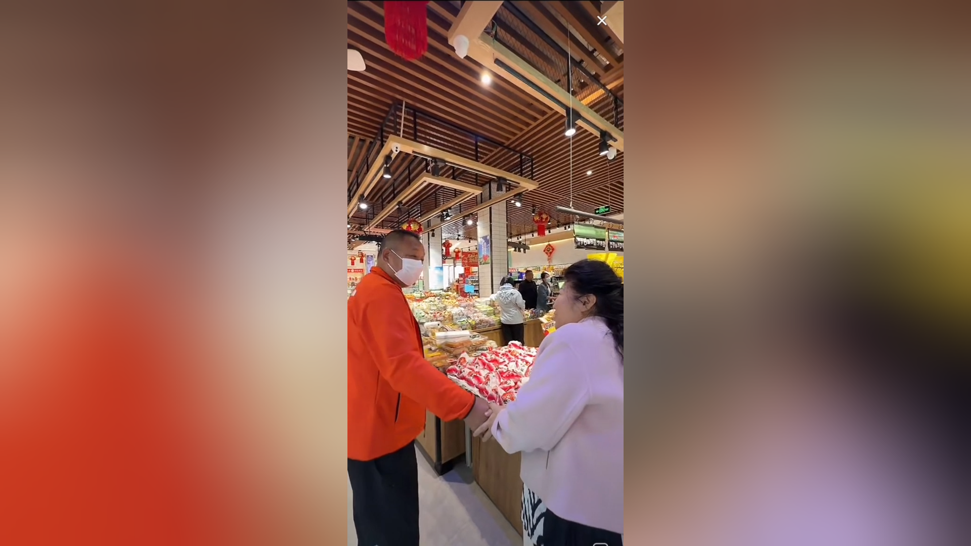 胖东来创始人于东来在巴丹吉林游玩逛当地超市：你做得非常好