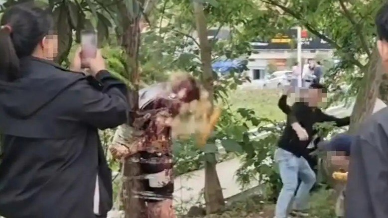 男子遭婚闹被扒衣绑树上 当地回应