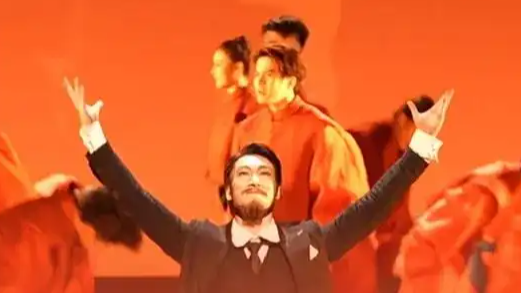 舞剧《大染坊》演员脱掉和服才向观众谢幕鞠躬