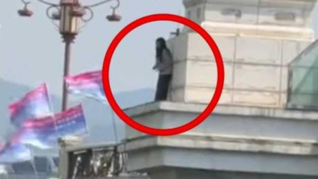 女生站桥上纵身跳入水中 所幸被救回