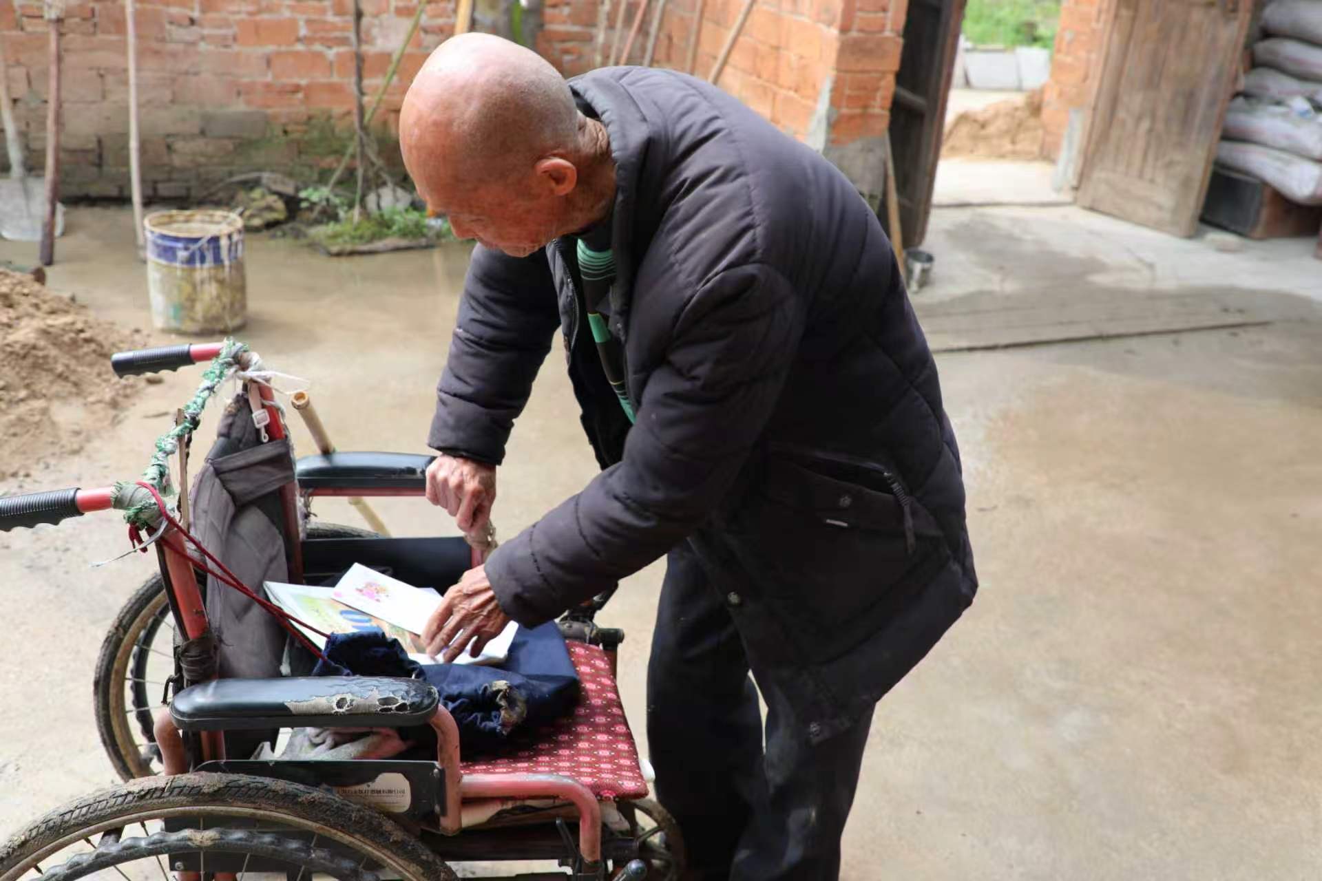 95岁新县乡村教师 在轮椅上读书写作