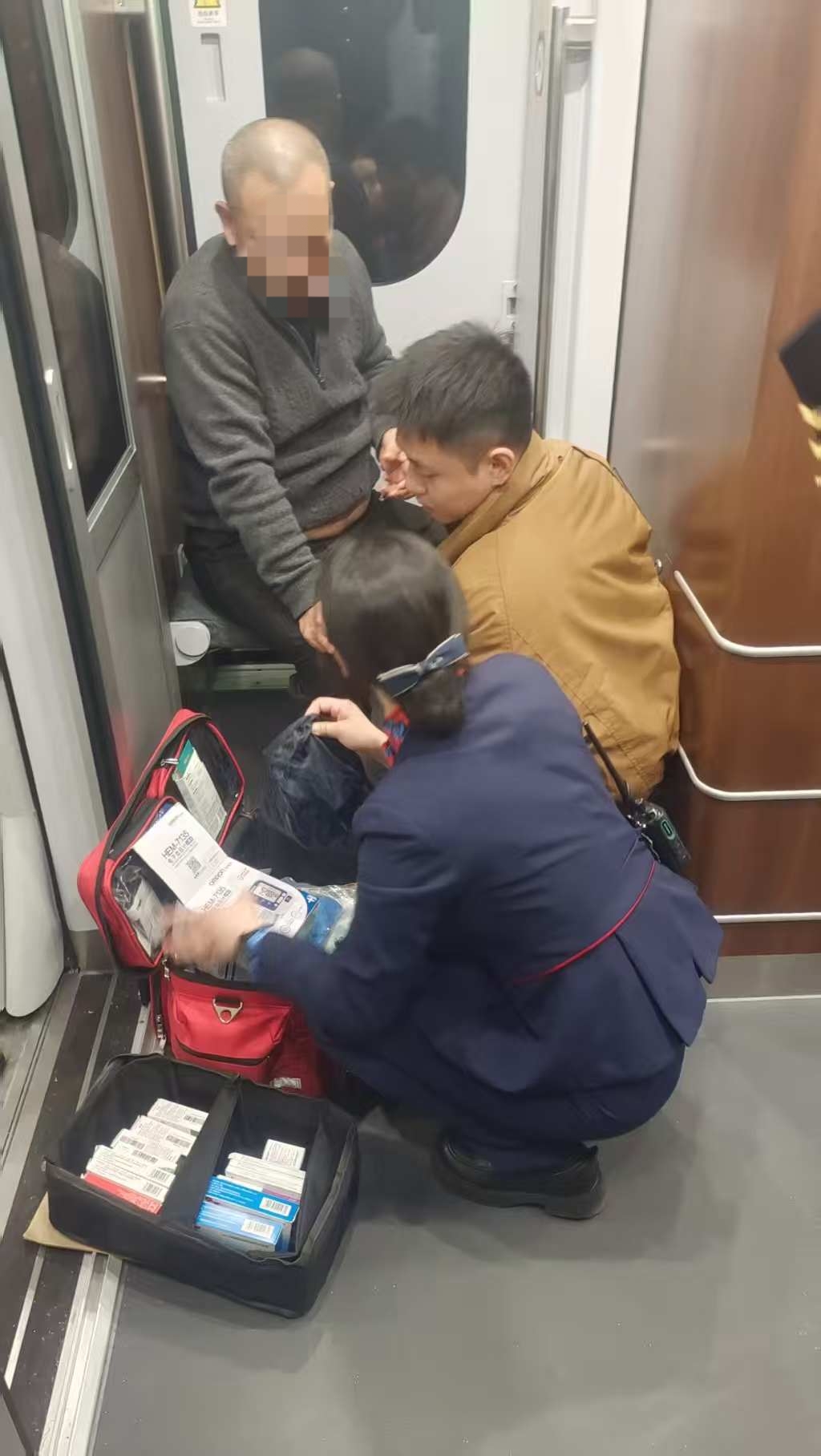 暖心！郑州客运段深圳车队乘务员十三小时照料患病旅客