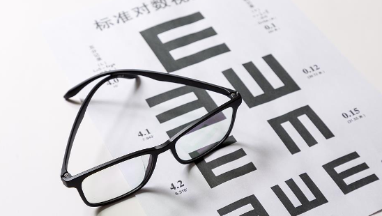 镜片装反致近视度数飙升！给孩子配眼镜 这些细节要注意→