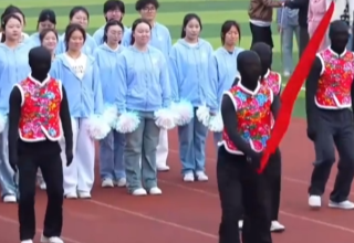 学生们假扮机器人表演，笑料不断。网友：没有智能，全是人工