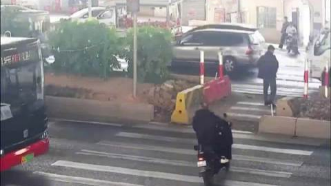 男子骑电鸡被撞骨折仍全责
