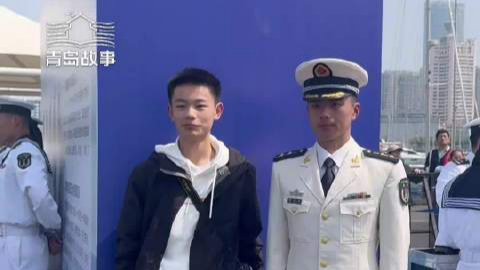 小伙和海军合影评价“很帅很自信”