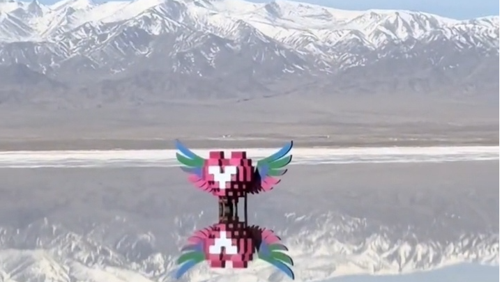网友吐槽茶卡盐湖一心形积木雕塑“画蛇添足”，景区回应