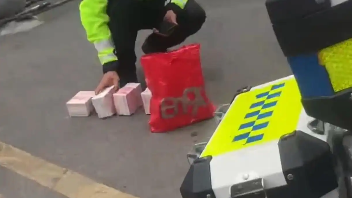 清洁工捡40万现金？警方：是练功券