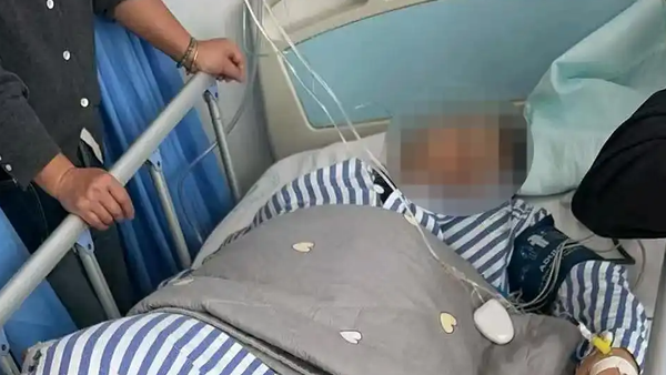 女子边充电边玩手机遭电击 全身多处受伤住进ICU