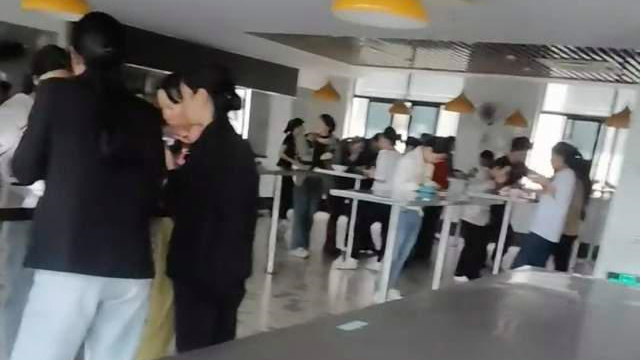 公司回应食堂无座椅员工站着吃饭：效仿国外