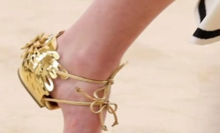 香奈儿发布新款凉鞋被吐槽抽象，没有鞋底只有一个鞋跟