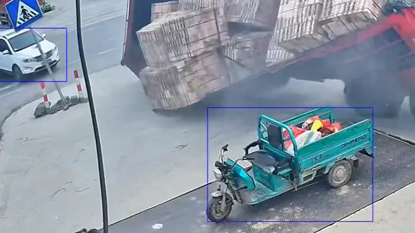 货车避让轿车致砖块洒落掩埋三轮车