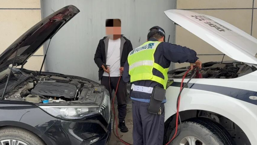 男子突遭重大变故车内连睡7天 交警安抚帮助走出情绪困境