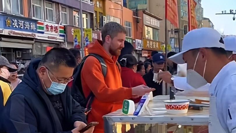 东北早市被俄罗斯游客“包场”！最爱韭菜盒子，买完原地开吃