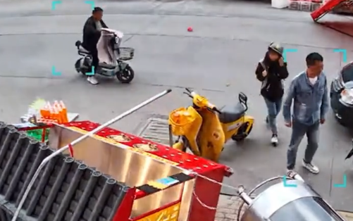 济南突遭强对流天气，小摊刚出炉的鸡被大风“一锅端”